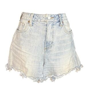 Lucky brand woman’s the high-rise tomboy denim light wash blue shorts size 6/28